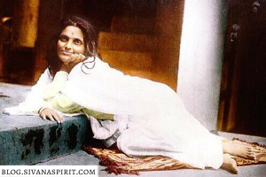 Anandamayi Ma liegend