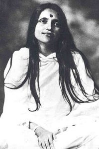 Studiophoto von der jungen Anandamayi Ma