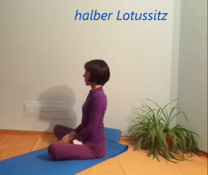 halber Lotussitz_Alina Kumaris_dhyana.at